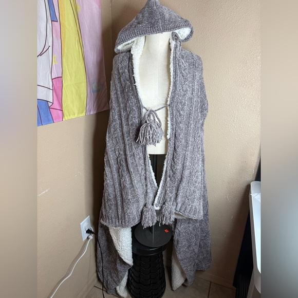 Soft Surroundings Chenille Sherpa Wearable Throw - Picture 4 of 6